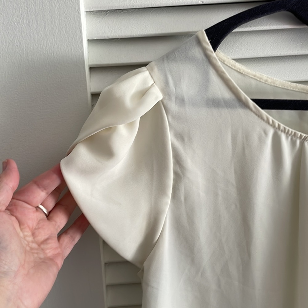 Delicate crepe flutter sleeve flowy top - Picture 2 of 4